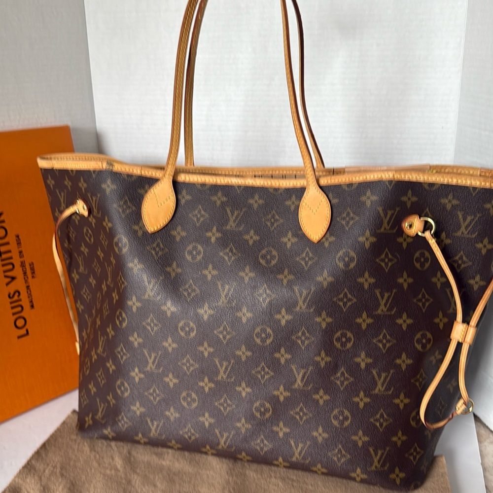 Authentic Louis Vuitton Monogram Never Full GM Shoulder Bag. - Picture 4 of 17